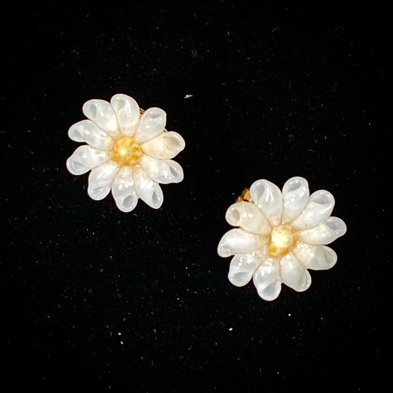Ni'ihau Tiny Rice and Kahelelani Kāmoa ‘Ili‘ālani Shell Flower Earrings