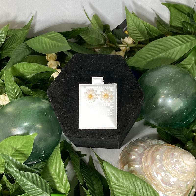 Ni'ihau Tiny Rice and Kahelelani Kāmoa ‘Ili‘ālani Shell Flower Earrings