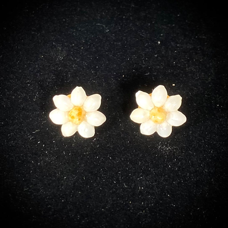 Ni'ihau Kahelelani Kāmoa Lenalena and White Trivia Oryza Shell Flower Earrings